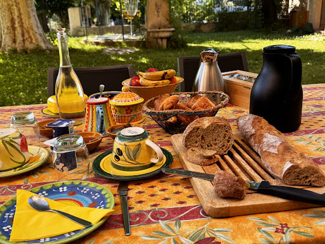 Petit déjeuner et Jardin - Maison d'hôtes les Arnauds à Aix-en-Provence