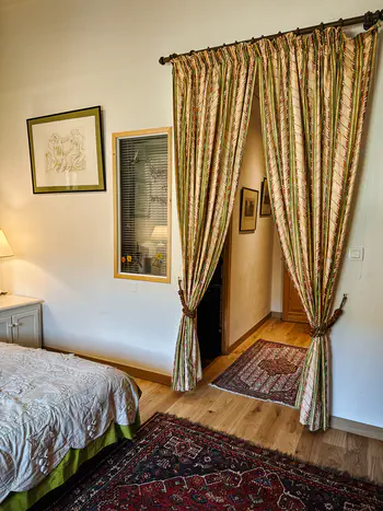 Chambre et rideau intérieur - Bed&Breakfast les Arnauds à Aix-en-Provence