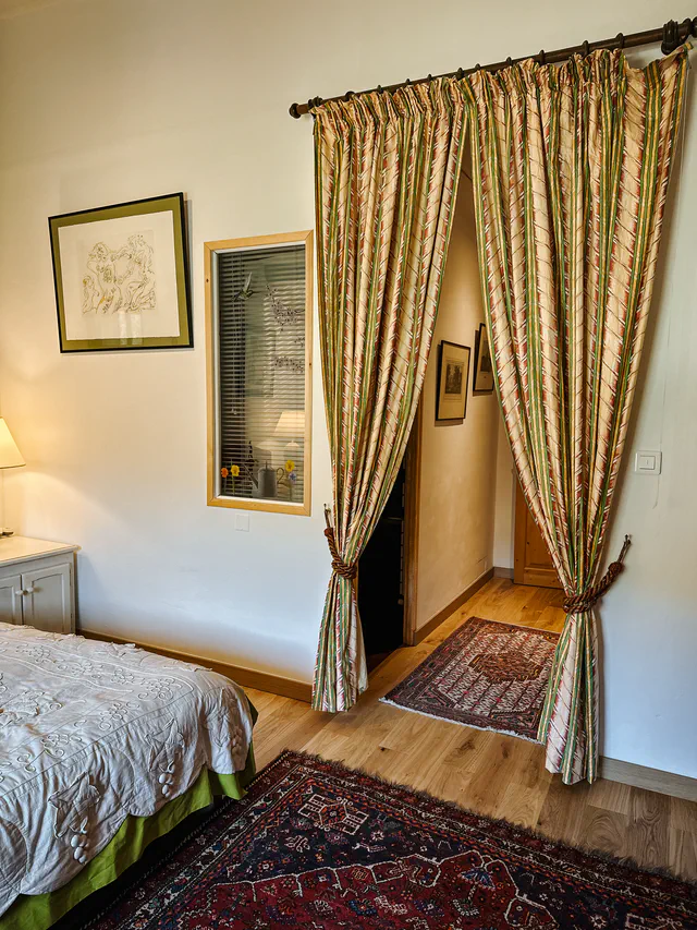Chambre et rideau intérieur - Bed&Breakfast les Arnauds à Aix-en-Provence