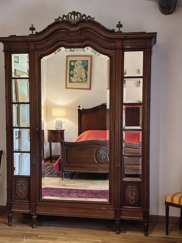 Miroir et meuble ancien - Bed and Breakfast les Arnauds à Aix-en-Provence